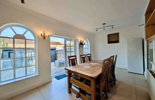 Hendon House | Charming 5-Bedroom House in London