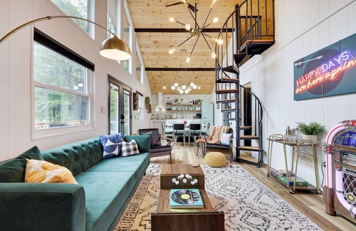 Albrightsville Ski Chalet | Charming 50's Diner-Style Cabin with Jukebox and Hottub!