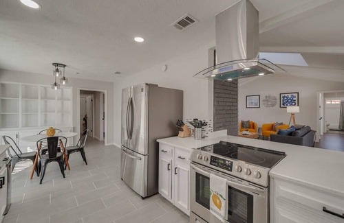 Plano House | Charming 5BD/3BA in the Heart of Plano (Sleeps 10)