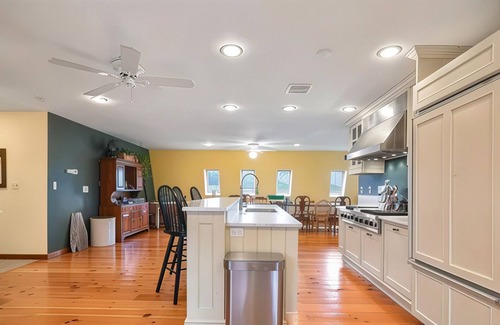 Honesdale Other | Charming 7-bedroom farmhouse with AC, WiFi in welcoming Honesdale