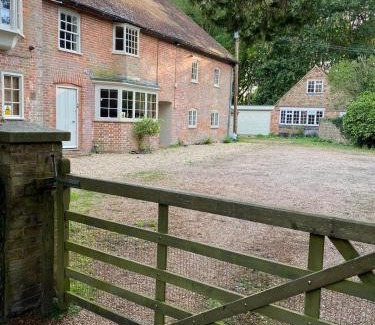 Etchinghill House | Charming 8-Bedroom Retreat in Rural Kent Village
