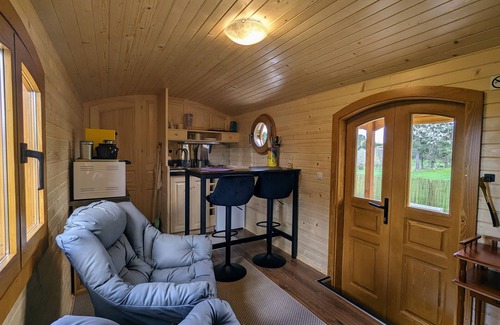 Monistrol-sur-Loire Cottage | Charming All-Season Caravan with Spa, Jacuzzi, and Private Terrace in Monistrol-sur-Loire