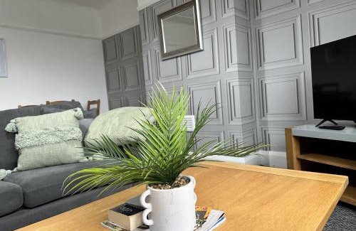 Huyton Apartment | Charming Apartment Near Broad Green Hospital