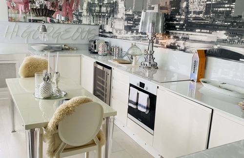 St. Johns Wood Apartment | Charming Art Deco Apartment Overlooking Regents Park with a balcony
