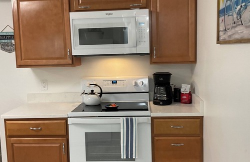 Norfolk Condo | Charming Beach house 2-bedroom in lovely upscale rolling hills area Norfolk!