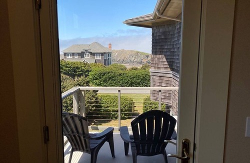 Bandon House | CHARMING Beach House – Stunning Views of the Sea & SO PEACEFUL!