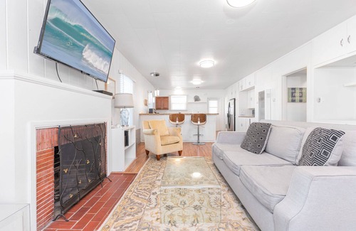 Santa Ana Heights Condo | Charming Beachside Vacation Cottage - A Frisbee Throw to the Sand!