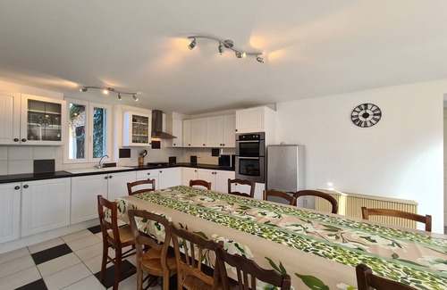 Crozon-sur-Vauvre Cottage | Charming Berry House: Private Garden, Proximity to Lakes, Activities, 3 Bedrooms, Sleeps 8