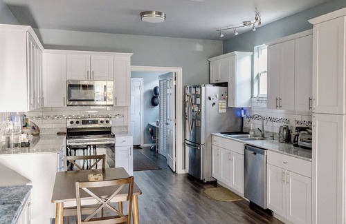 Florida Area House | Charming Blue Retreat with home gym, EV, king bed