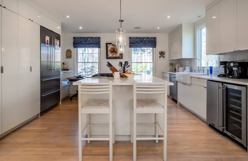 Bridgehampton House | Charming bright getaway in Hampton's Saltonbox home