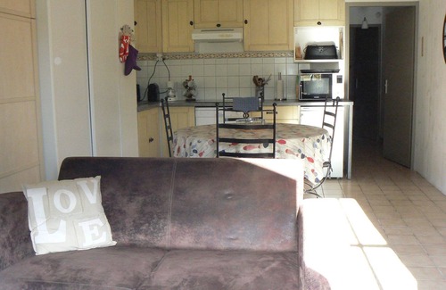 Saint-Martin-de-Re Apartment | Charming bungalow * with courtyard, swimming pool, WIFI