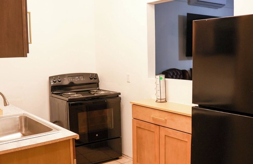 Logan House | Charming Bungalow 2 bedroom house in wonderful Logan with fitness room.