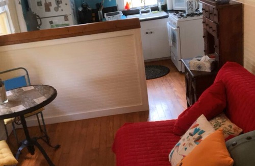 Starkefield House | Charming bungalow near downtown Round Rock! High speed Wi-Fi!