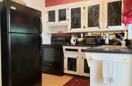 Largo House | Charming Bungalow w/Heated Pool - 10 min to beach