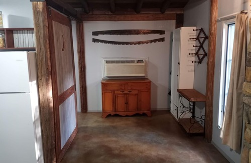 Henderson Cabin | Charming cabin get away w/walk-in shower, kitchenette, AC/heat, WiFi