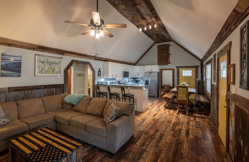 Morganton Cabin | Charming Cabin + Hot Tub ~ Lake James & Linville Gorge ~ Pet-Friendly + Wi-Fi!