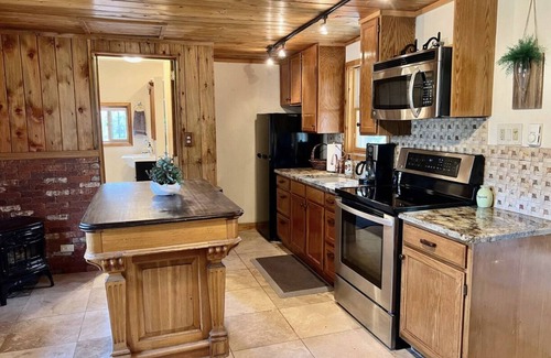 Pine Cabin | Charming Cabin on Dream Property