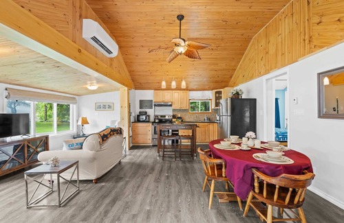 Rideau Lakes House | Charming Cabin w Large Yard—Near Rideau Lakes
