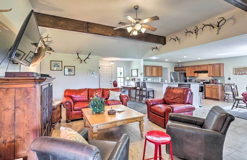 Cameron House | Charming Cameron Farm Retreat ~ 41 Mi to TAMU