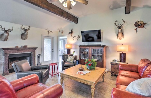 Cameron House | Charming Cameron Farm Retreat about 41 Mi to TAMU