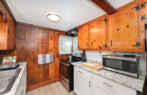 Portage Lakes Cabin | Charming Cape w/King Suite & BBQ — Walk to Portage Lakes!