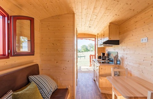 Vy-le-Ferroux Cottage | Charming Caravan with Views of the Saône Valley