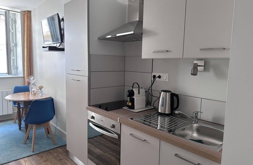 Moulins Apartment | Charming Central Studio with Terrace, Near Historical Sites, Fully Equipped, Sleeps 2, Free Wi-Fi