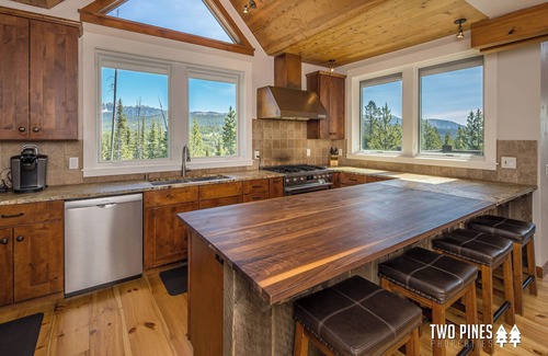 Saddle Ridge House | Charming Chalet! Amazing Views, Ski-In/Ski-out, Hot Tub, 7 Min Drive to Resort!