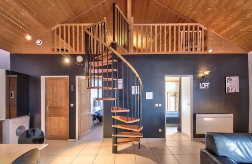 Ney Ski Chalet | Charming Chalet in Ney with Pool Access