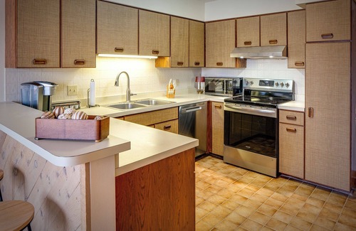 Harbor Springs Condo | Charming Condo for Sun or SnownNear Lake Michigan & Ski Resortsn3 King, 1 Queen