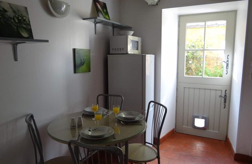 Asnieres sur Vegre Cottage | Charming Cottage in Historic Asnières-sur-Vègre with Modern Amenities
