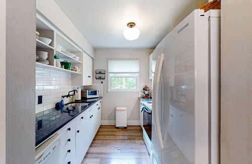 Bainbridge Island Cottage | Charming cottage with new finishes, Wifi & walking distance from strawberry park