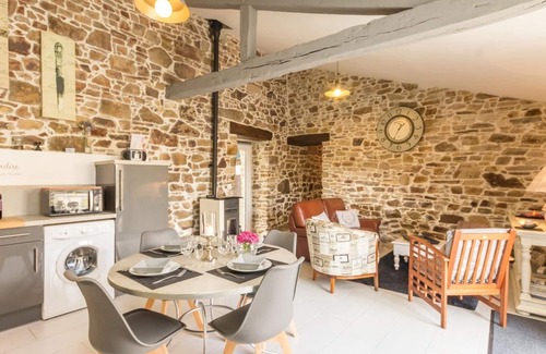 Port-Saint-Pere Cottage | "Charming Cottage with Private Garden, Jacuzzi, and Bikes – Near Nantes & Beach"