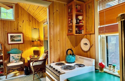 The Pines Cottage | Charming Cottage Club, Steps to Beach & Shops, Private Porch & Loft Bedroom!