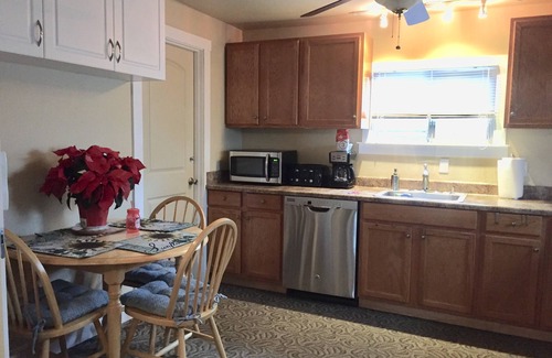 Grants Pass Cottage | Charming Cottage 1 1/2 blocks from Historic Grants Pass