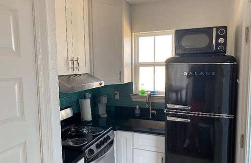 Mandeville Cottage | Charming cottage a block from the Lakefront. Walk to restaurants and shopping.
