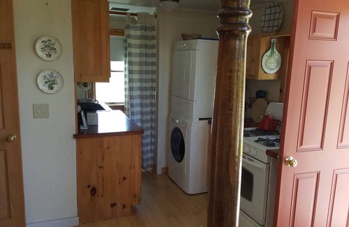 South Dartmouth House | Charming Cottage Getaway in Beachfront Community