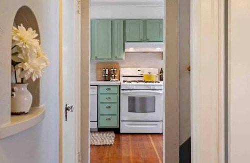 Downtown Vancouver House | Charming cottage in the city; walk to Main Street