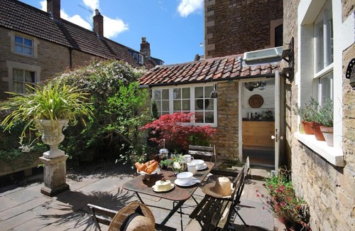 Frome House | Charming Cottage in the Heart of Frome with parking