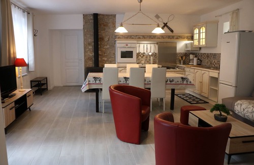 Larchant Cottage | Charming cottage near Fontainebleau, near rock climbing and hiking sites
