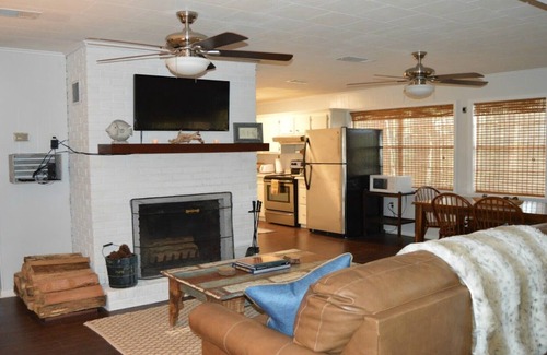 Negreet House | Charming Cottage Snuggled in Main Lake Cove with Perfect Location and Views