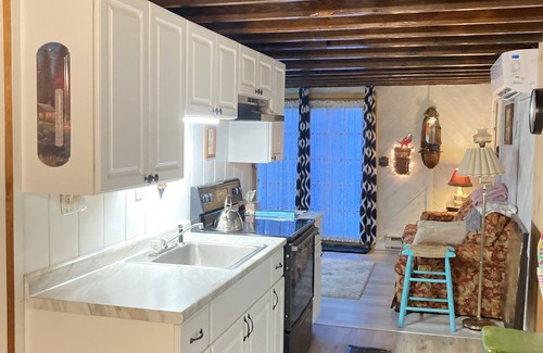 Calvin Cottage | Charming Cottage in the Woods, 5 min to EBT Railroad or Relax & Bird Watch