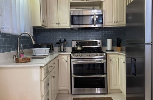 Reading Cottage | Charming cottage with WiFi and AC in beautiful Reading with pool and Ocean view.