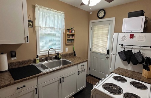 Mount Marion House | Charming cottage with lake access, wood burning fire place, and WiFi