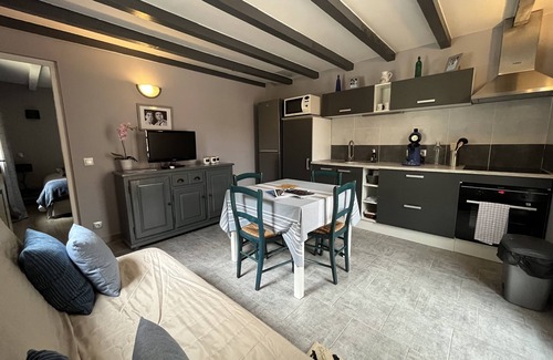 Les Brugassieres Apartment | Charming country house in the heart of the vineyards with outdoor Jacuzzi
