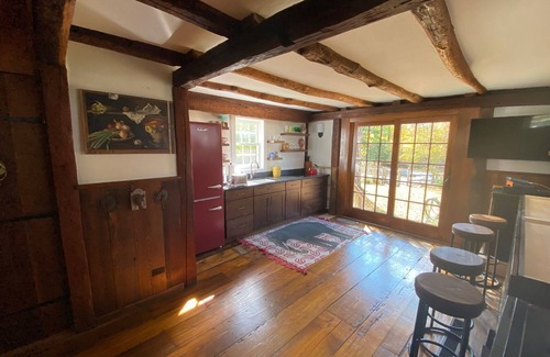 Newtown Cottage | Charming Country Cottage w pool and pickleball court