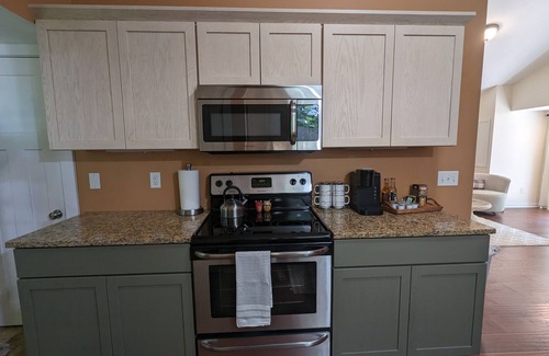 Shelby Cottage | Charming Couple's Cottage close to Lake Michigan, Silver lake, and Stoney Lake