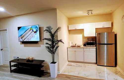 Glenarden House | Charming & cozi Basement in a Family-Friendly Lanham Neighborhood, MD.nn