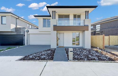 Berwick House | Charming Cozy Stylish Unique Retreat, Steps from Alira Village Mall, Park