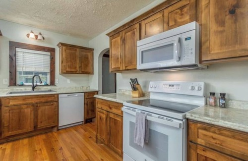 Lebanon House | Charming craftsman home centrally located to multiple state parks.
